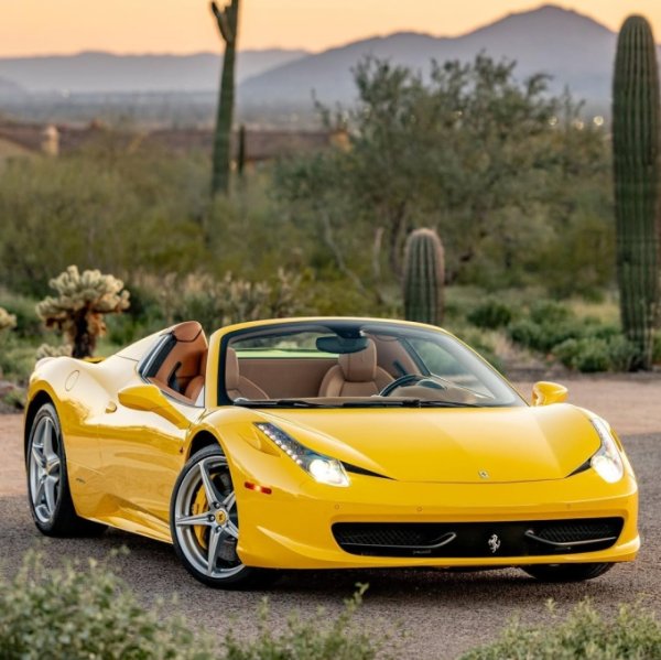 $ 300.000 Ferrari bắt lửa trên