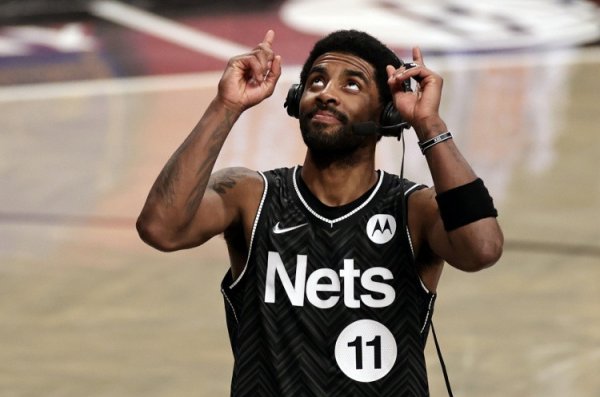 Irving: Tôi đã tự đóng cửa k